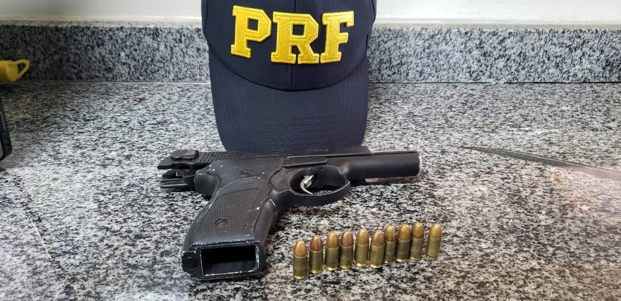 Homem é preso com arma turca em ônibus na BR-153, em Hidrolândia