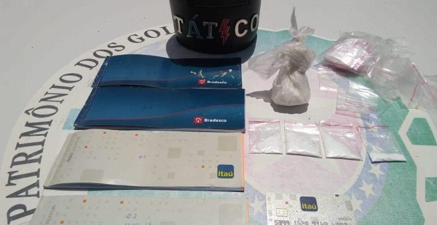 Homem é preso com drogas e talões de cheque roubados, em Aparecida de Goiânia