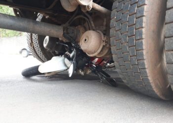Motociclista morre ao bater em caminhão em rotatória de Goiânia