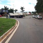 Motociclista morre ao bater em caminhão em rotatória de Goiânia