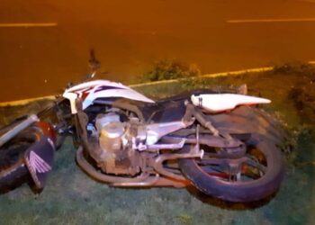 Motociclista morre após perder controle e bater em árvore, em Goiânia