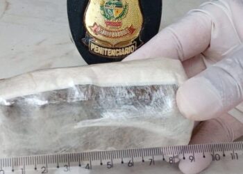 Mulher é presa ao tentar entregar drogas a detento em presídio de Morrinhos 