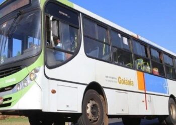 Passageiro agride motorista de ônibus com chutes e pedradas, em Goiânia