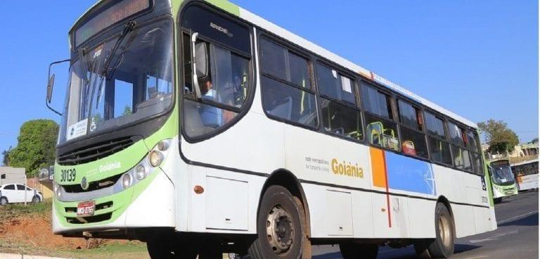 Passageiro agride motorista de ônibus com chutes e pedradas, em Goiânia