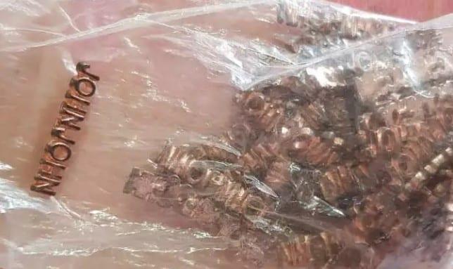 Polícia fecha fábrica de botões e etiquetas falsificados, em Goiânia