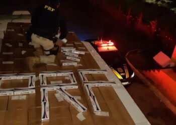 PRF apreende cigarros contrabandeados avaliados em R$ 10 milhões, em Guapó