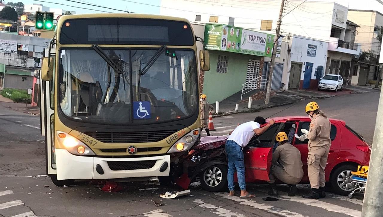 Acidente entre carro e ônibus deixa motorista ferida, em Anápolis