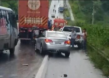 Acidente envolvendo cerca de 12 veículos deixa feridos na GO-060, em Trindade