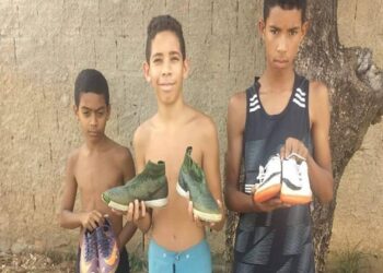 Ao ver meninos jogando bola descalços, PMs doam chuteiras, em Luziânia