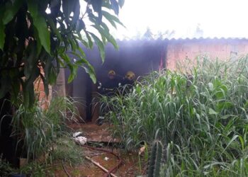 Bombeiros combatem incêndio em casa, em Luziânia