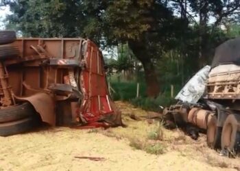 Caminhão pega fogo e motorista fica gravemente ferido em batida na BR-060