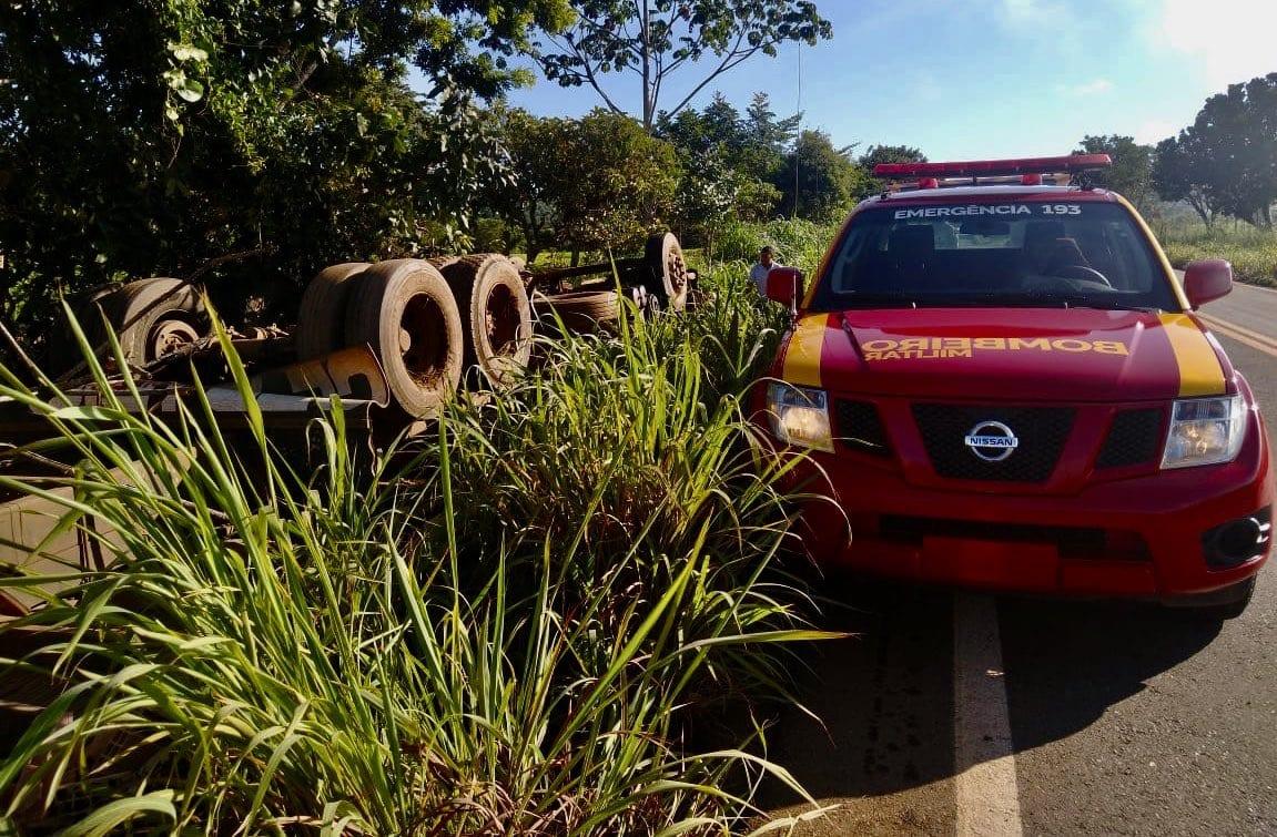 Caminhão tomba e deixa uma pessoa morta, em Luziânia