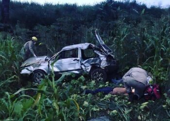 Capotamento deixa três pessoas feridas na GO-080, em Goianésia