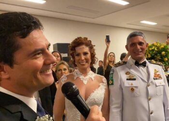 Casamento de Carla Zambelli reúne Moro, Weintraub e Regina Duarte no altar
