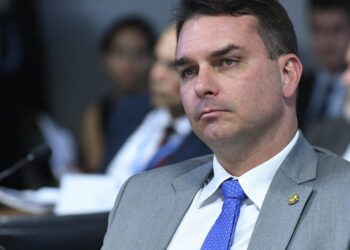 Flávio Bolsonaro publica vídeo de suposto cadáver de Adriano para sugerir tortura