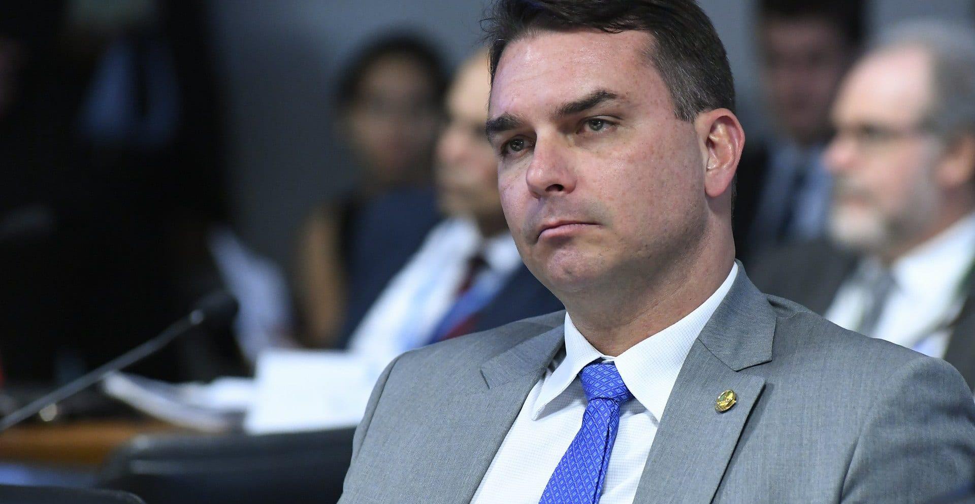 Flávio Bolsonaro publica vídeo de suposto cadáver de Adriano para sugerir tortura