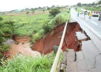 Forte chuva desta quinta atrapalha obra na GO-070, em Goiânia