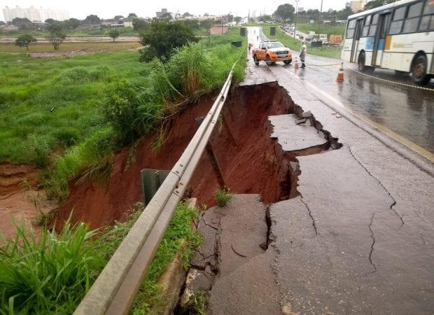 Forte chuva desta quinta atrapalha obra na GO-070, em Goiânia