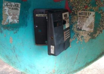 Homem é preso ao quebrar telefone público em frente posto policial, em Trindade