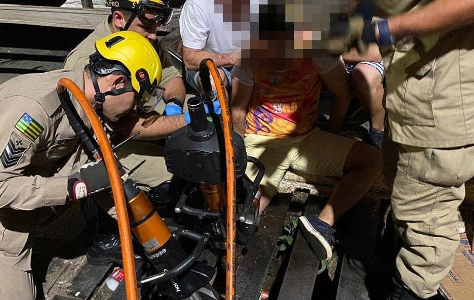 Homem fica com perna presa em galeria pluvial de Goiânia