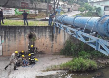 Homem sofre queda em córrego da Marginal Botafogo