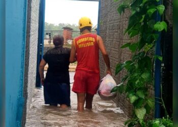Idosa é resgatada após ter casa alagada, em Aruanã