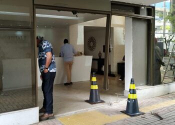 Impedido de ver esposa, homem invade hospital de Goiânia com carro e destrói entrada
