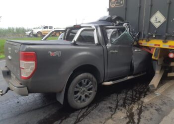 Médico morre após bater em carreta na BR-153, em Goiatuba
