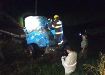 Motorista morre após capotar caminhão em serra na GO-154, em Pilar de Goiás