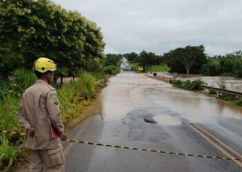Ponte do Córrego Santa Rosa na GO-164 é interditada após alagamento