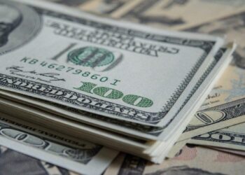 Preocupação com coronavírus faz dólar bater novo recorde histórico, a R$ 4,3574