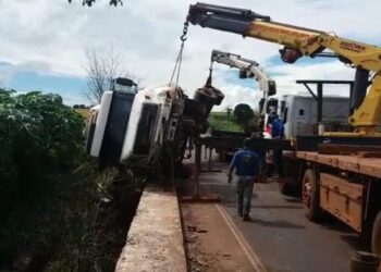 Remoção de carreta acidentada provoca grande congestionamento na BR-452