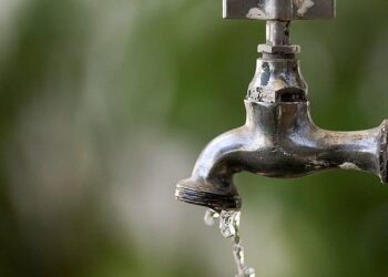 Rompimento de adutora afeta abastecimento de 31 bairros em Aparecida de Goiânia