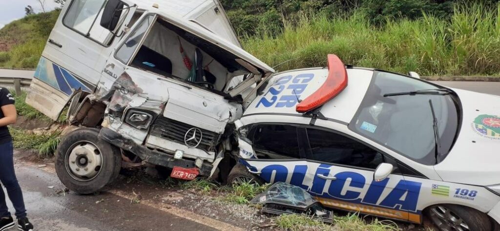 Após perder freio, caminhão acerta camionete, moto e viatura, em Goiânia