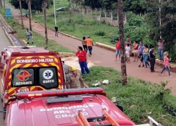 Capotamento deixa três pessoas feridas na GO-070, em Goianira