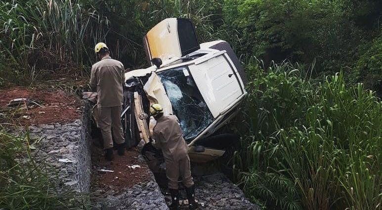 Carro cai de ponte de deixa um morto e outro ferido na GO-080, em Petrolina