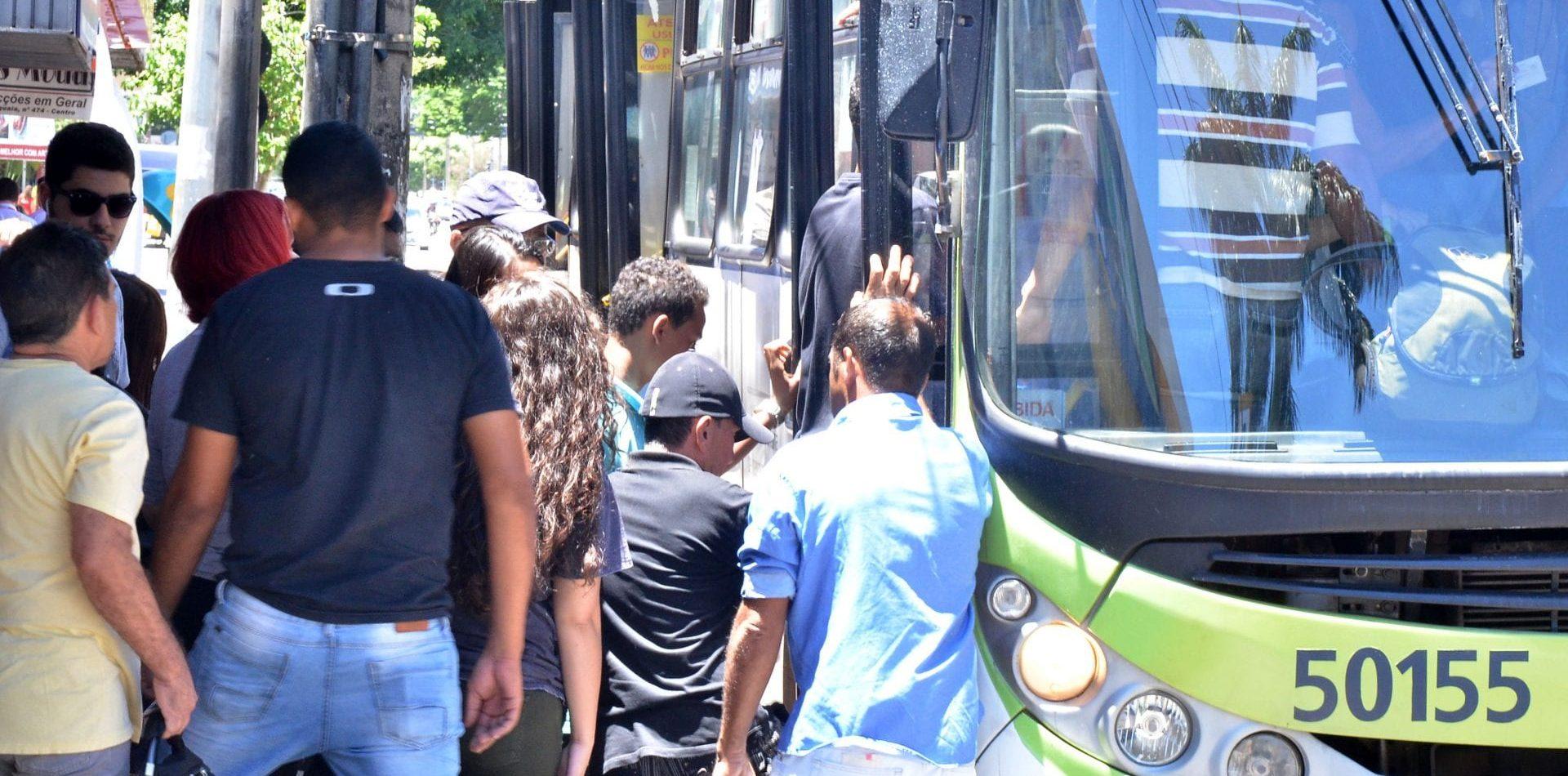 Coronavírus: CMTC diz que estuda ônibus reservas para horário de pico