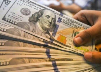Dólar contraria bom humor no exterior e tem 9 alta seguida, para R$ 4,48