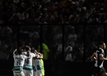 Goiás vence em São Januário e sai na frente do Vasco na Copa do Brasil