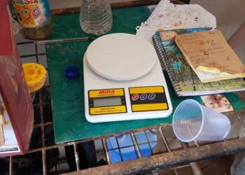 Homem é flagrado fabricando álcool gel em lava jato, em Luziânia
