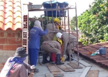 Homem é resgatado após passar mal em telhado de obra, em Aparecida