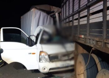 Idoso morre ao bater caminhonete em caminhão quebrado na BR-153