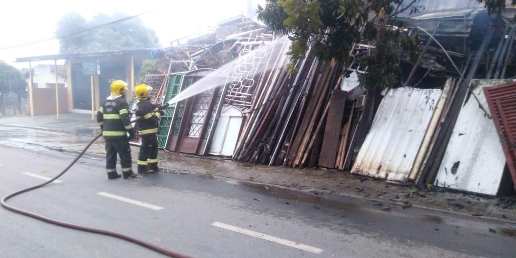 Incêndio destrói ferro-velho no Parque Amazônia, em Goiânia