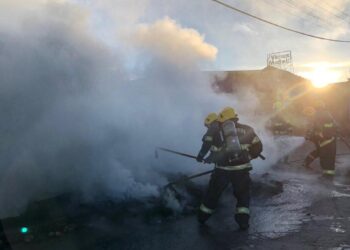 Incêndio em pneus de borracharia compromete visão na BR-153