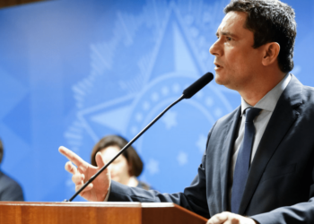 Moro anuncia projeto de lei para aumentar pena de agressores de mulheres