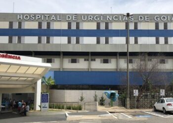 Motociclista morre ao bater em caminhão no acostamento, em Bela Vista