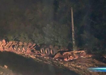 Motorista bêbado tomba bitrem carregado com soja, em Rio Verde 