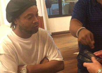 Polícia paraguaia faz busca em suíte de Ronaldinho por suposto passaporte falso