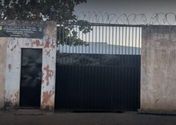 Presos são flagrados furando buraco para fugir de presídio, em Valparaíso
