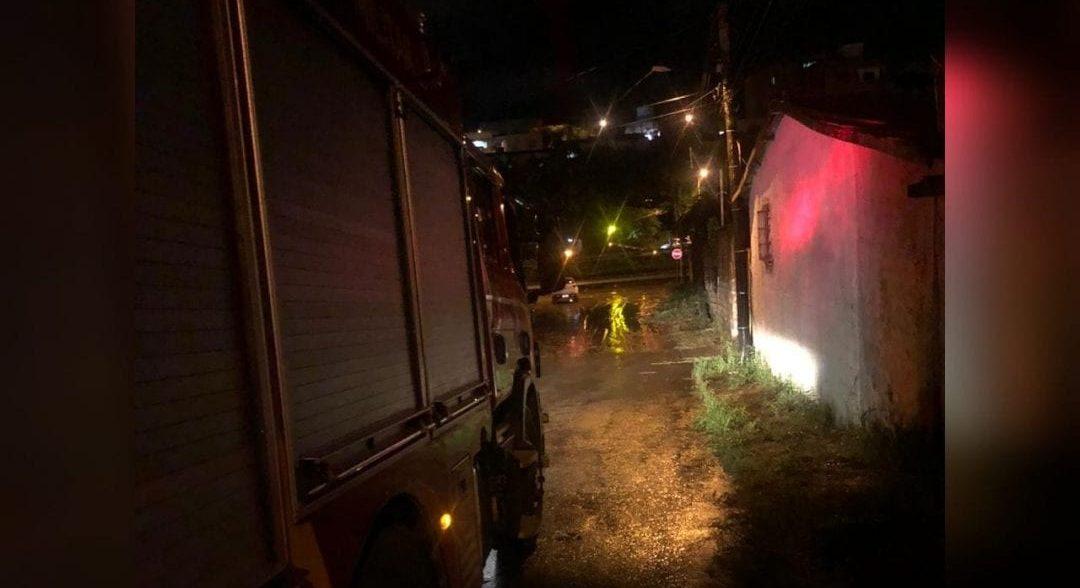 Ribeirão das Antas transborda e deixa moradores ilhados em Anápolis